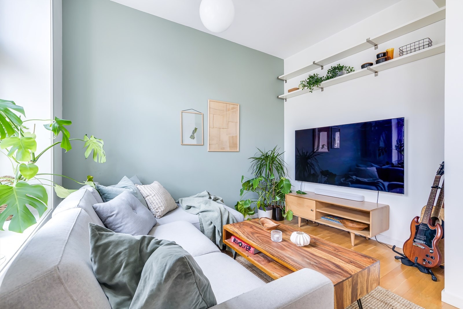 Den arealsmarte rominndelingen gir god plass til både sofamøbler, TV-benk og spisegruppe. Galleribilde