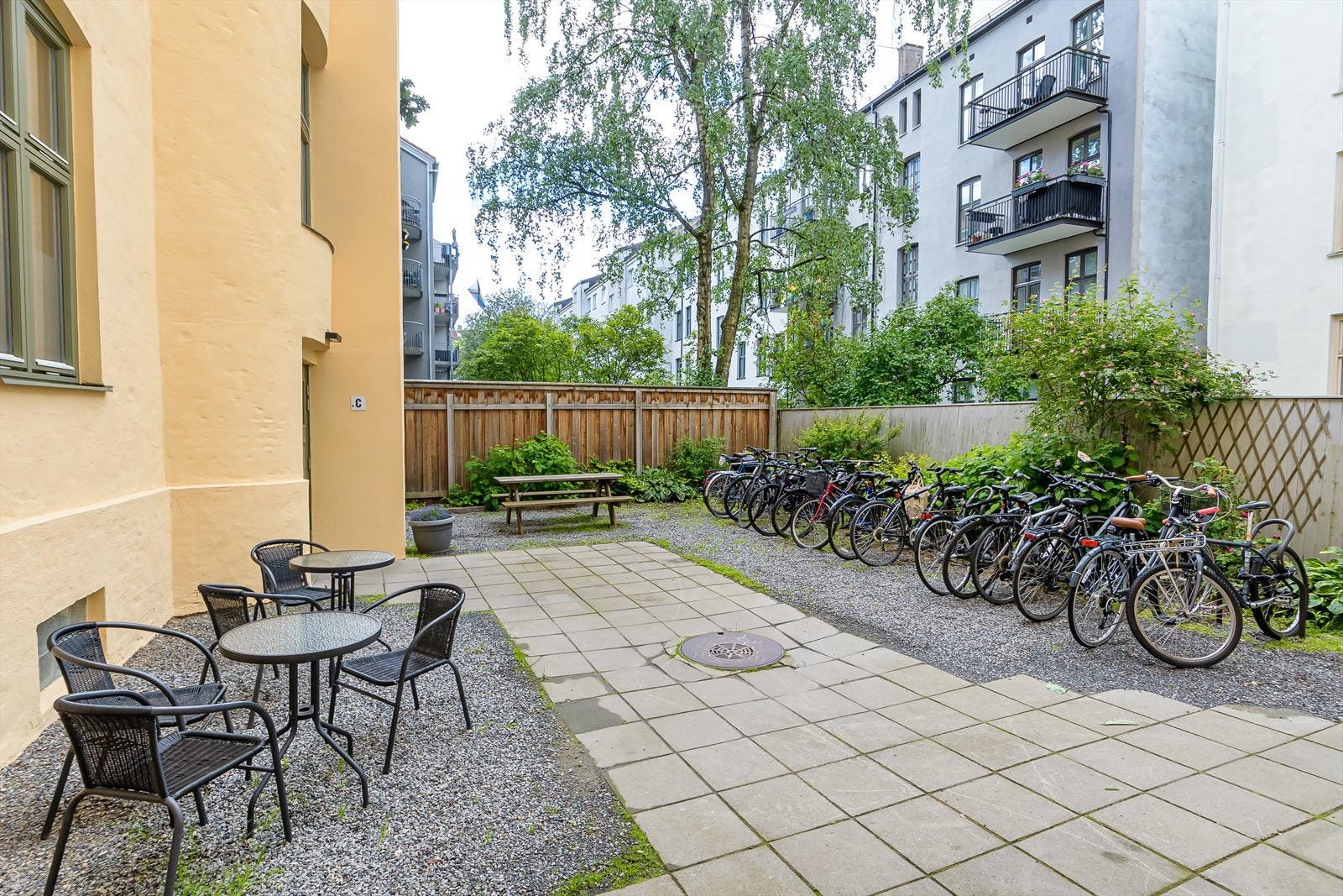 Området byr på mange av byens beste restauranter, kaféer, gallerier, butikker samt et pulserende uteliv. Fra leiligheten er det kort avstand til alt av servicetilbud, post, bank og mye mer. Galleribilde