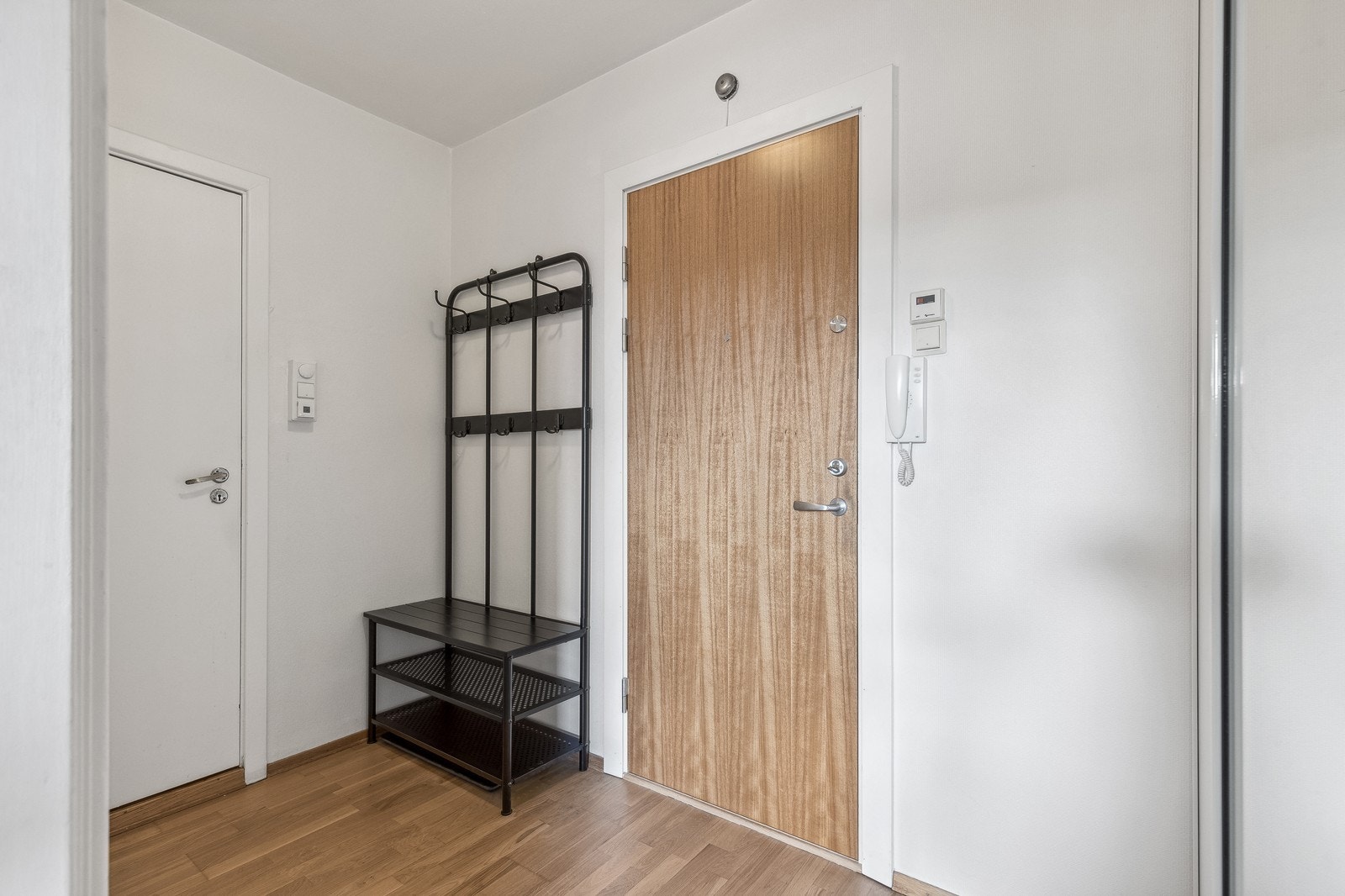 Stor entré med skyvedørsgarderobeskap og kleshenger. Galleribilde