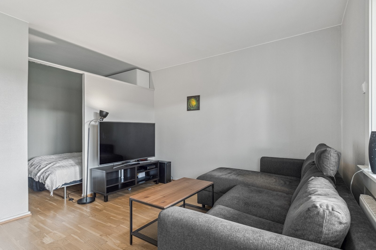 Sofa, TV-bord, stuebord og seng kan medfølge etter avtale. Galleribilde