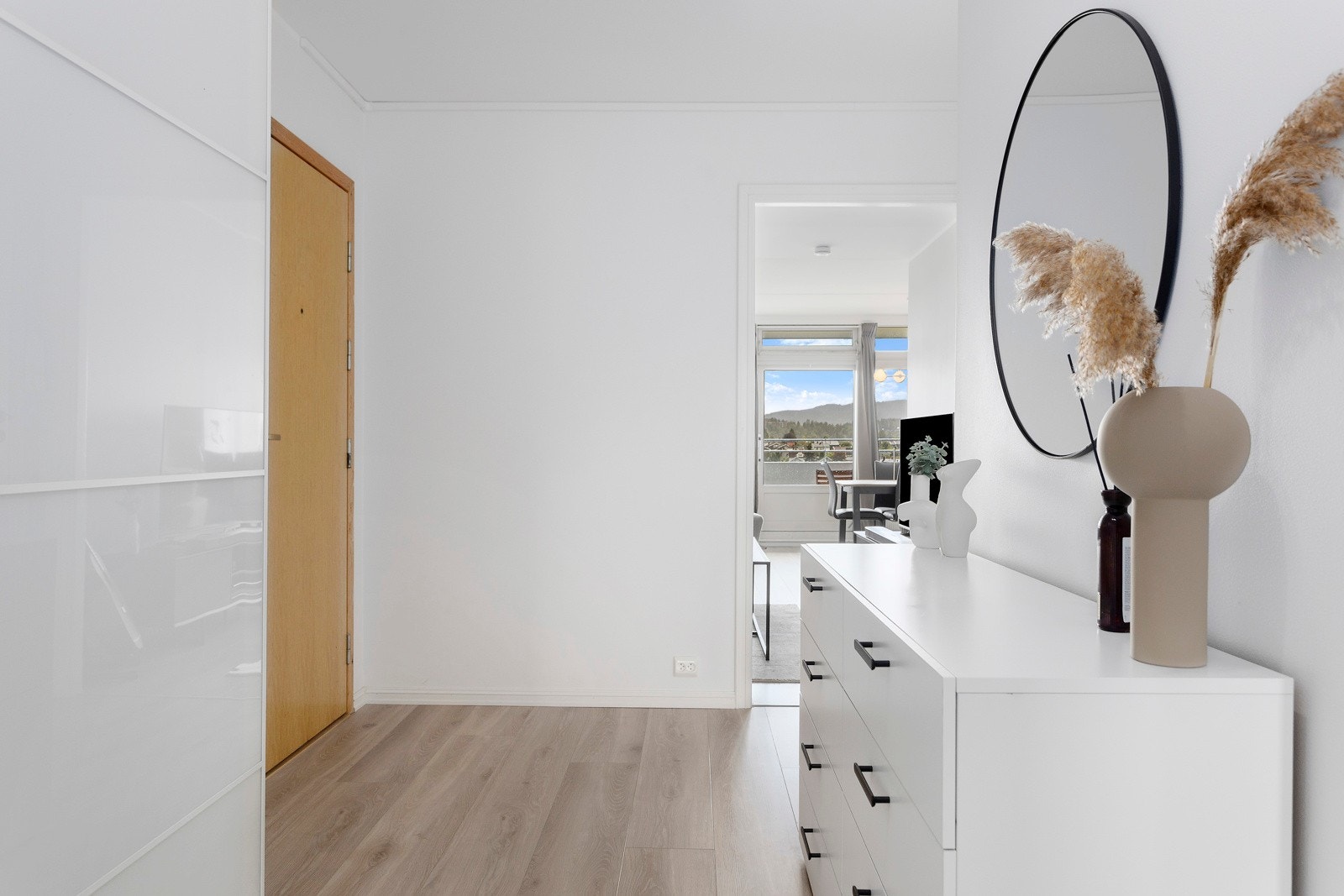 Når du kommer inn i boligen blir du møtt av en hyggelig entre som gir et godt førsteinntrykk av leiligheten Galleribilde