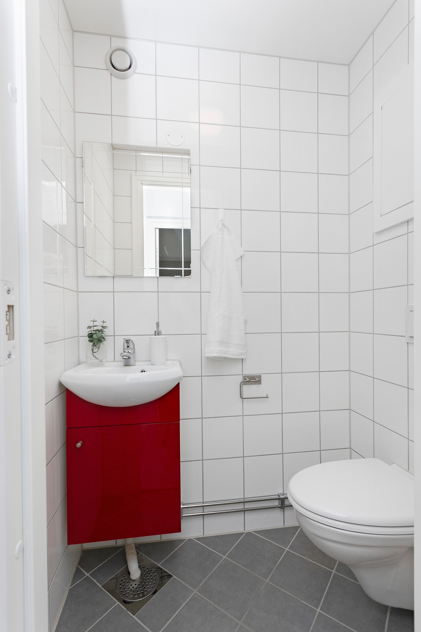 Meget praktisk separat toalettrom som gir maksimal utnyttelse av badet Galleribilde