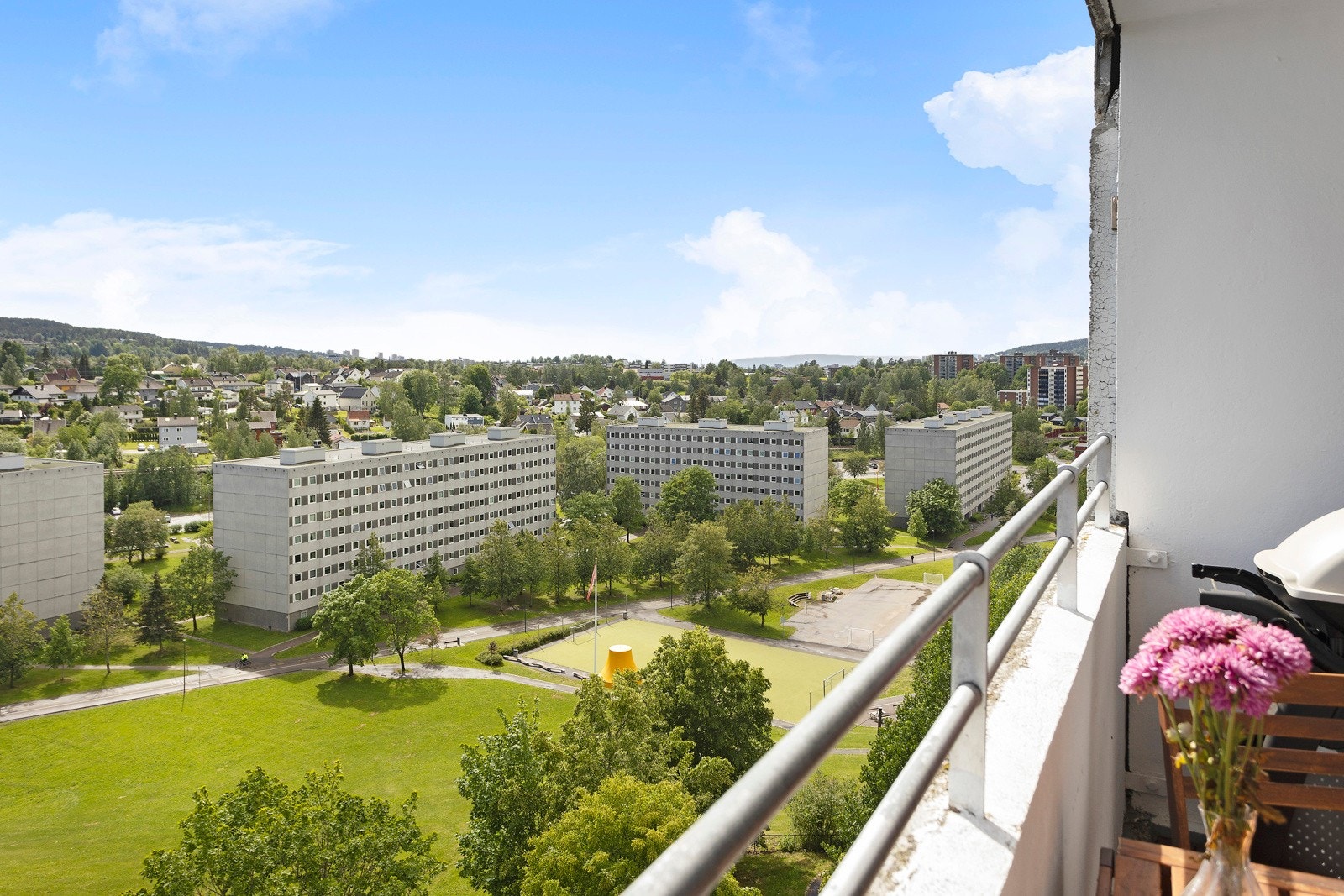 Åpent og fritt utsyn fra balkongen over borettslagets fellesområder Galleribilde