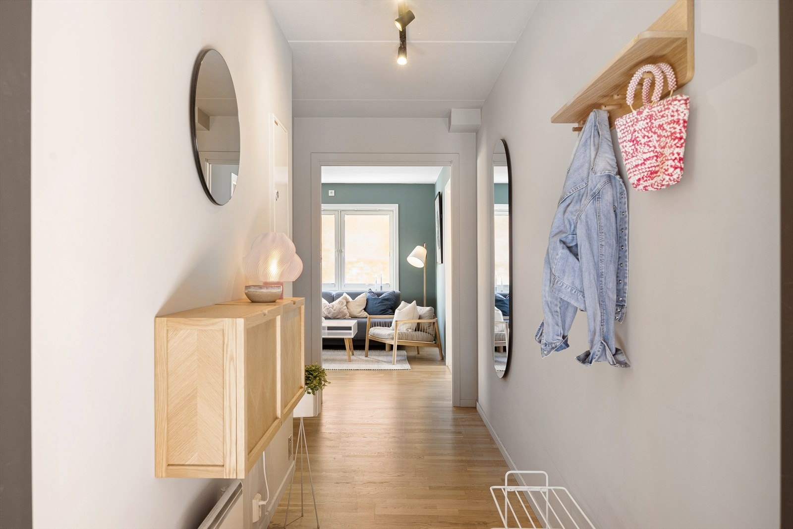 Velkommen inn! Leiligheten har en innbydende entré som skaper et umiddelbart godt førsteinntrykk. Interiøret i hele leiligheten preges av lyse, moderne flater. Galleribilde