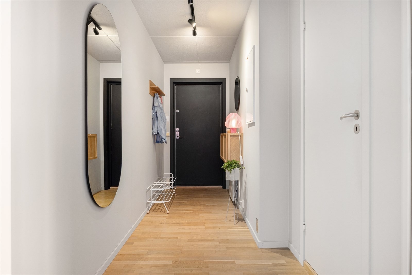 Det er tilgang til baderom fra gang/entré. Galleribilde