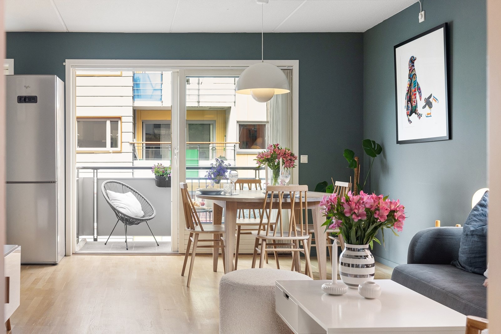 Her er det god plass til sofagruppe, TV-møbler og spisegruppe. Et perfekt utgangspunkt for å innrede med egne møbler og gjenstander. Galleribilde