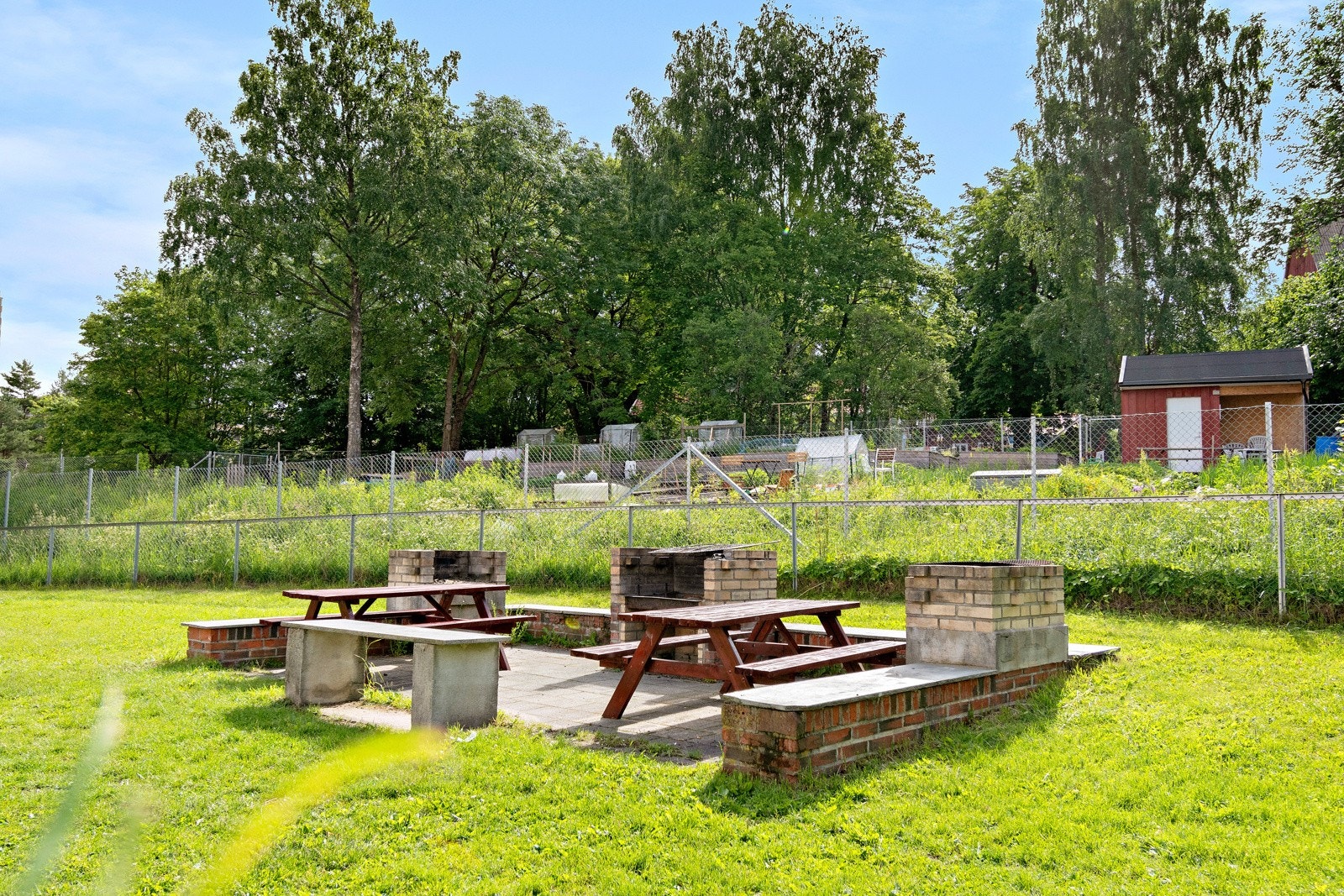Stor uteplass med grill, og god plass til sittegrupper. Galleribilde