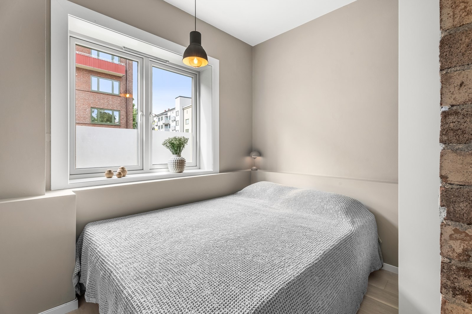 Soverom med god plass til dobbeltseng og foring som kan som fungerer som nattbord/hylle. Galleribilde
