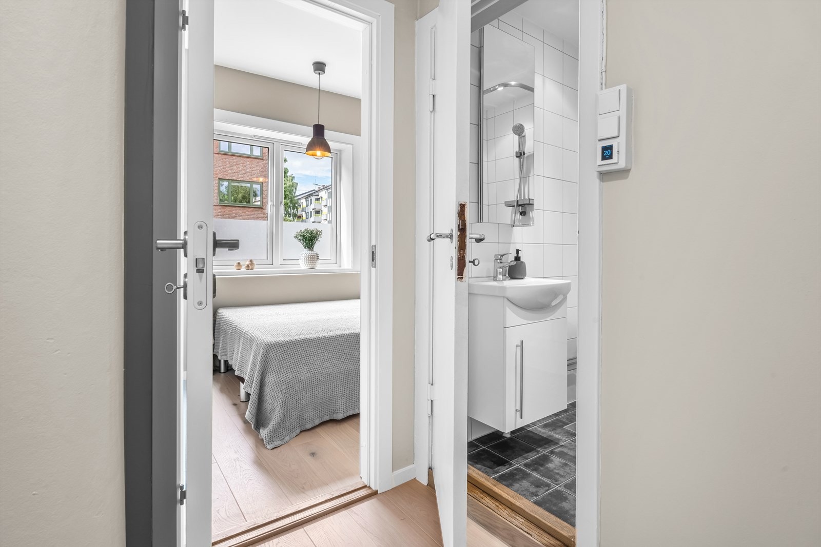 Soverommet ligger vegg-i-vegg med badet. Downlights i himling og varmekabler i gulv. Galleribilde