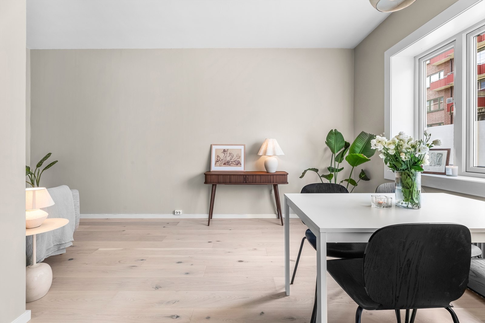 Man kan alternativt plassere sofaen på langveggen for mer sitteplass. Galleribilde