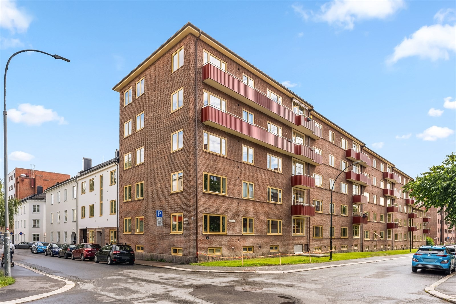 Stille og rolig beliggenhet på Sagene. Leiligheten ligger i en høy 1. etasje med forhage mot fortauet. Galleribilde