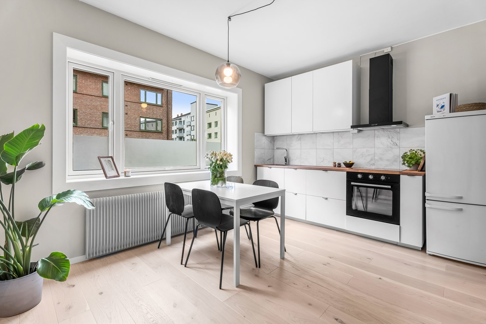 Stilren og moderne kjøkkeninnredning fra 2015 med heltre benkeplate og integrerte hvitevarer. Galleribilde