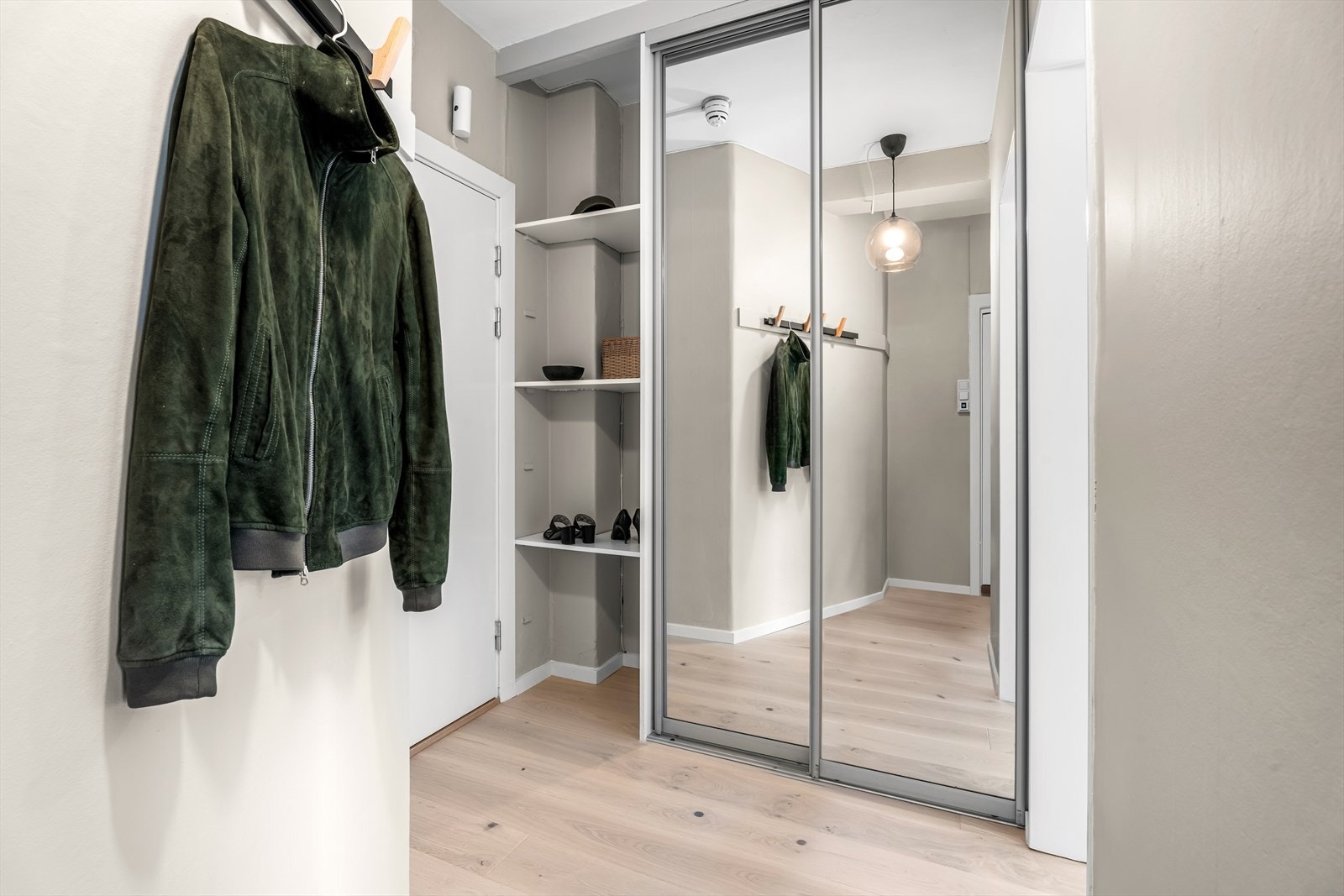 Plassbygget skyvedørsgarderobe med speilfronter og hylle i entréen. Galleribilde