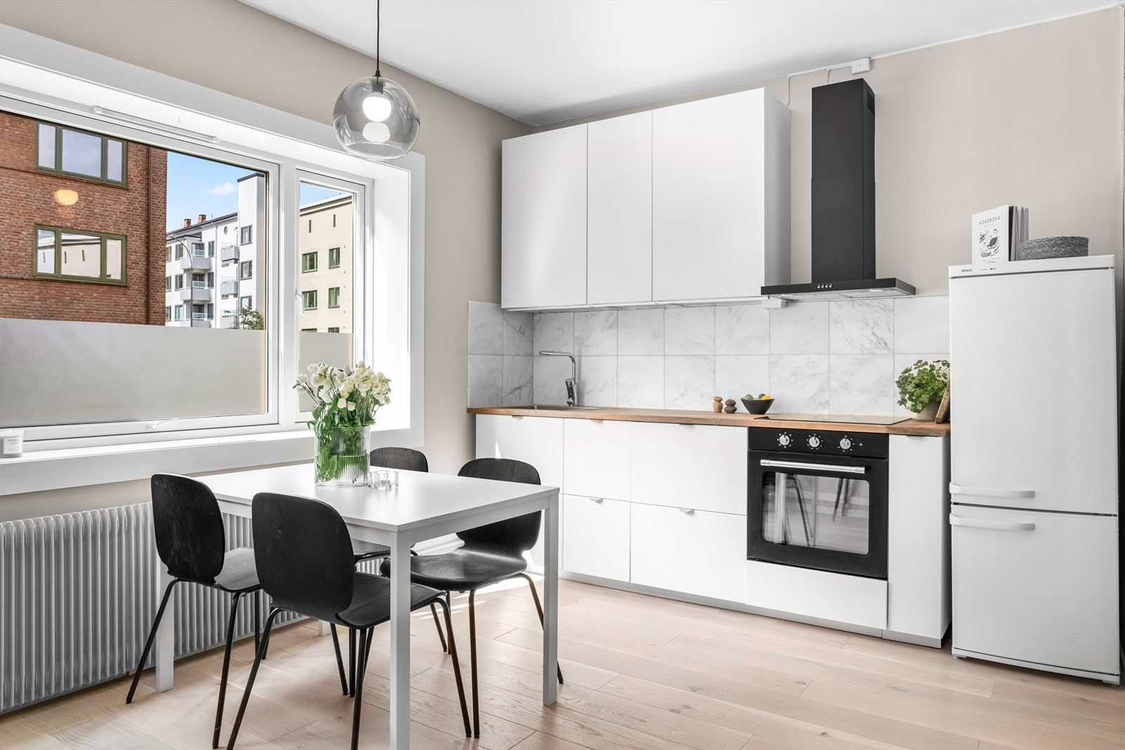 Kjøkkenet inneholder oppvaskmaskin, stekeovn (ny i 2022), platetopp, ventilator og frittstående kjøleskap. Galleribilde
