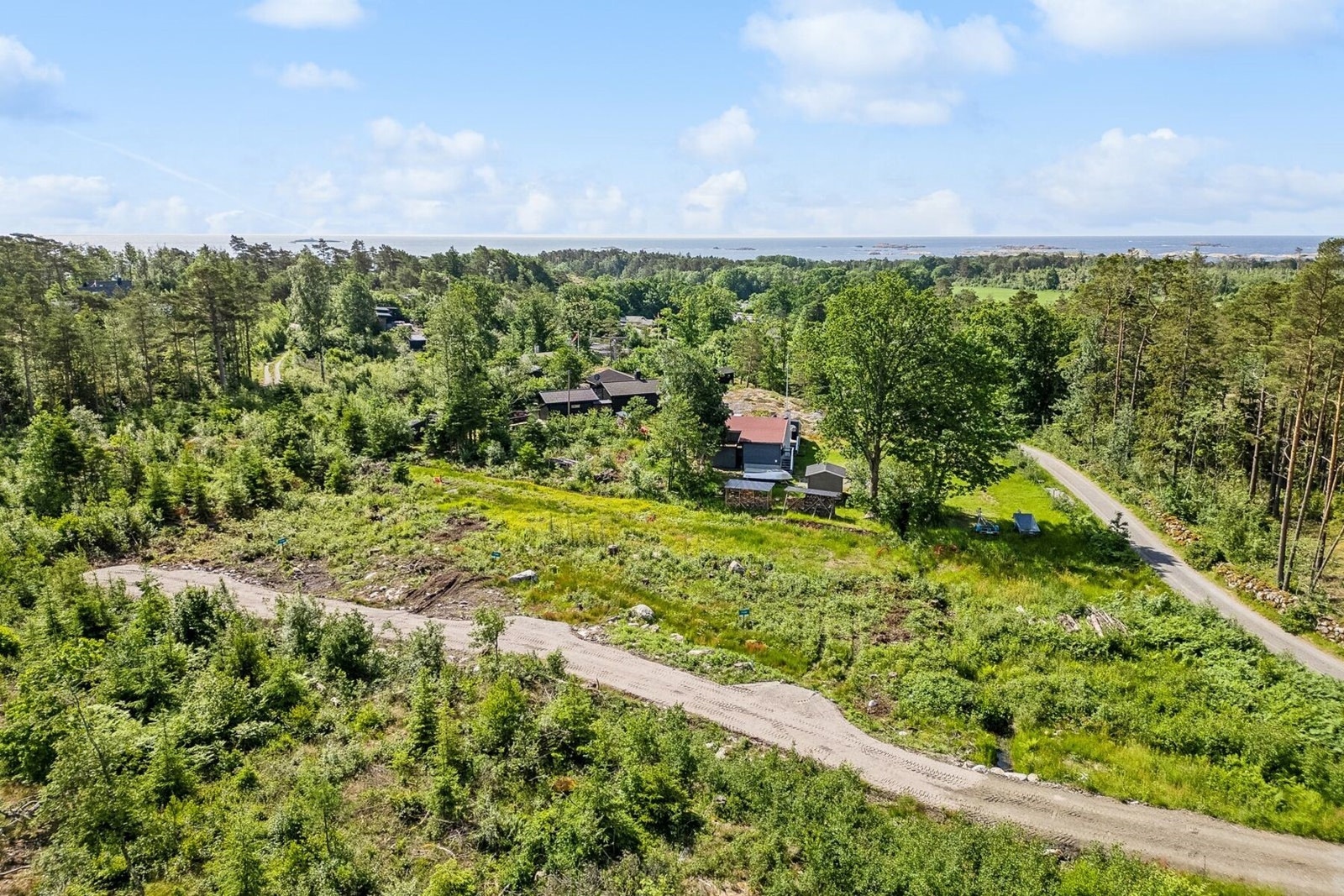 Dronefoto over tomtene. Galleribilde