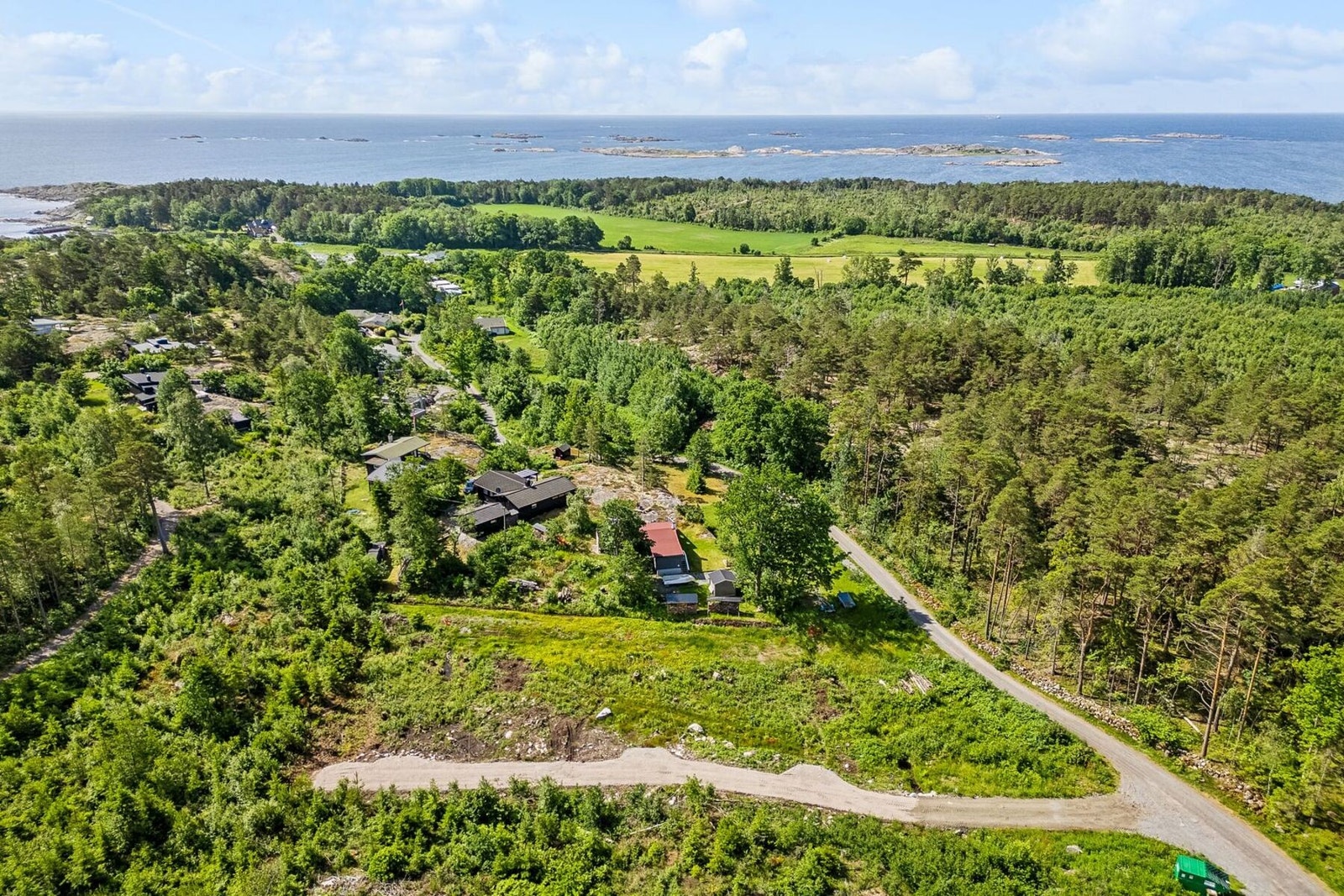 Tomtene er merket. Tomt 3 ligger innerst (mot venstre), deretter 2 i midten og 1 nærmest veien. Galleribilde