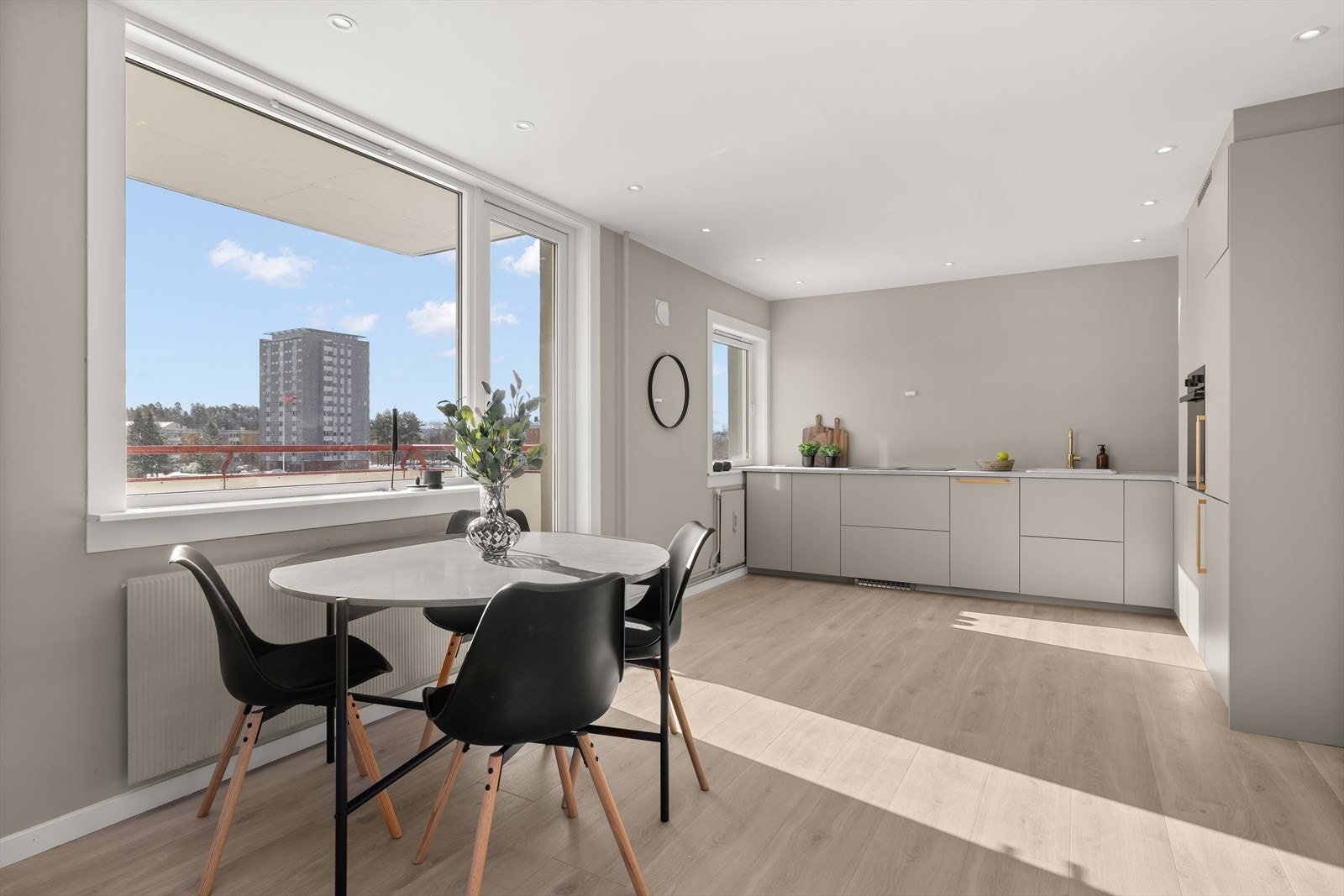 Boligen fremstår sjeldent lekker med moderne og lune fargevalg Galleribilde