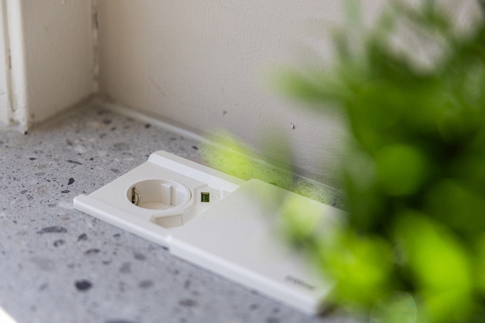 Flere stikk fordelt utover kjøkken som er nedfelt i benkeplate Galleribilde