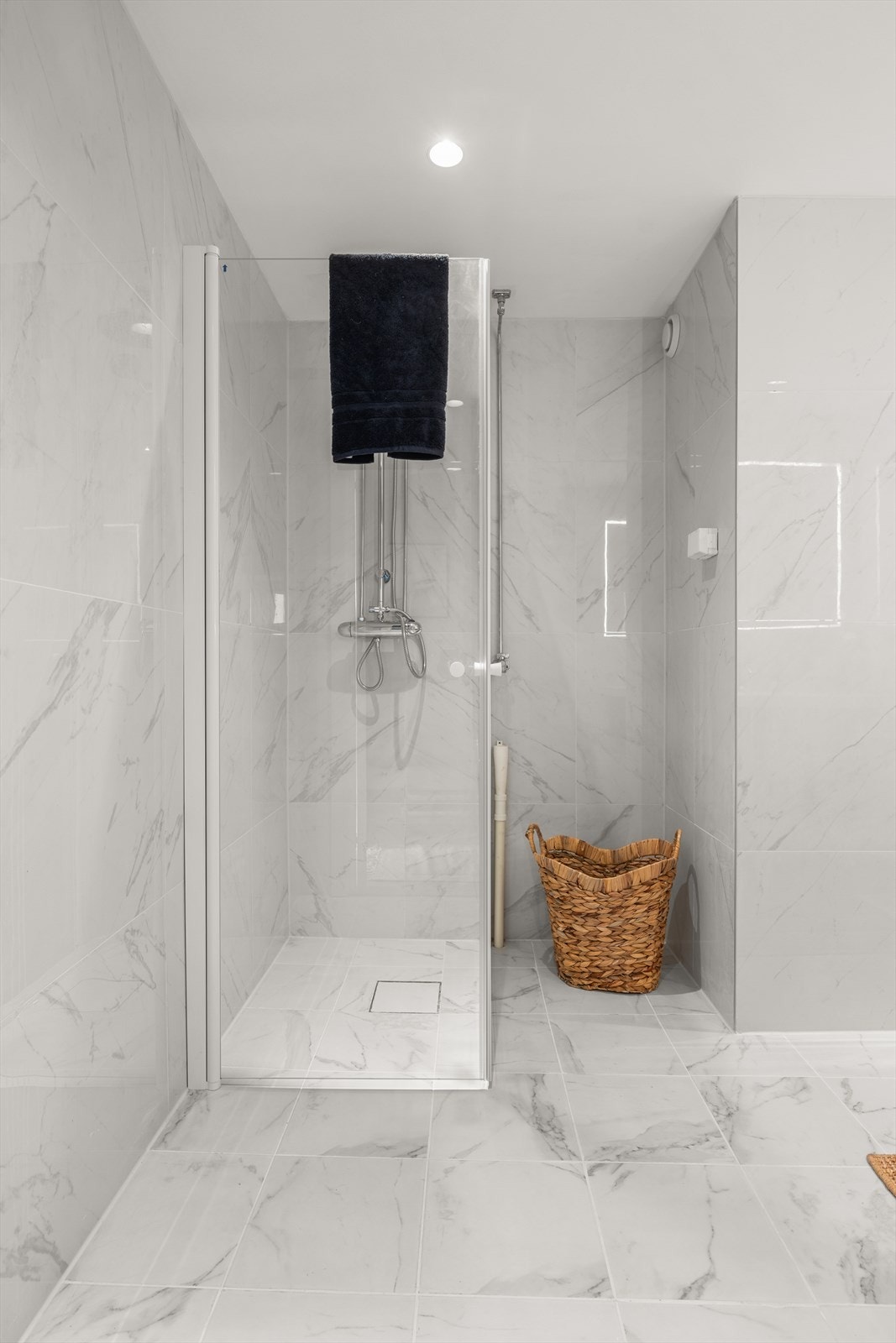 Badet har varme i gulv, opplegg for vaskemaskin og downlights Galleribilde