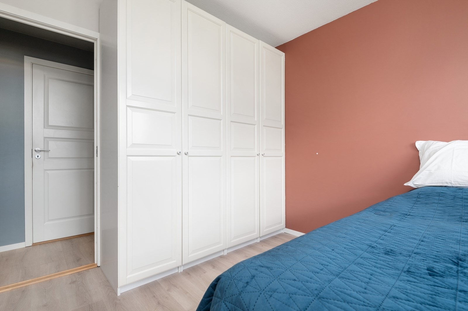 Hovedsoverommet som er på 11 m² har et pent og praktisk skap for god oppbevaring. Galleribilde
