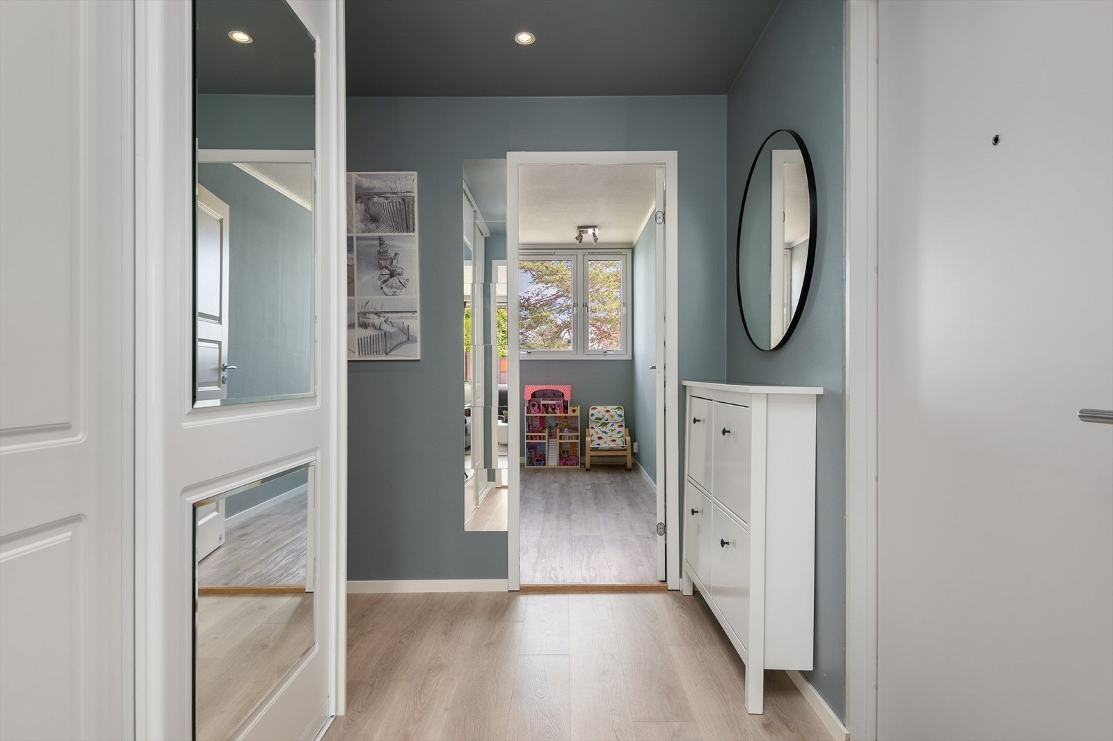 I gangen er det en skyvedørsgarderobe som sørger for oppbevaringsplass for yttertøy. Galleribilde