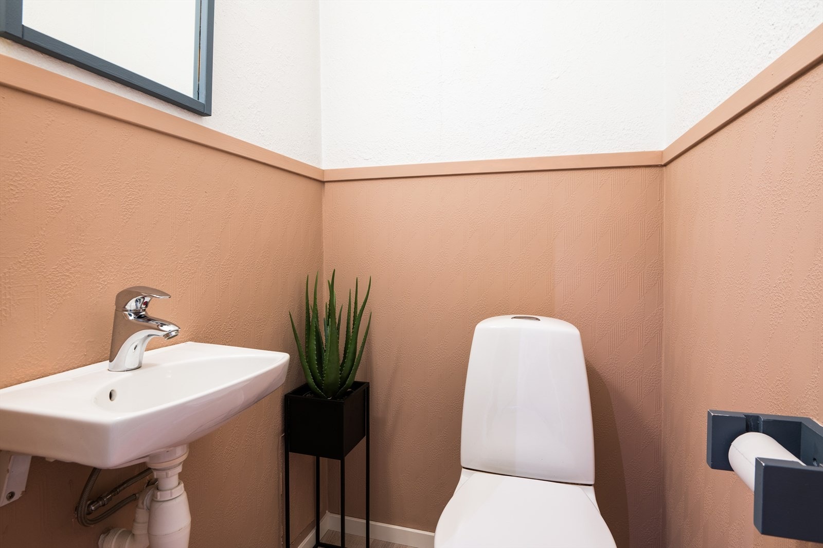 Praktisk toalett vegg- i vegg med badet. Galleribilde