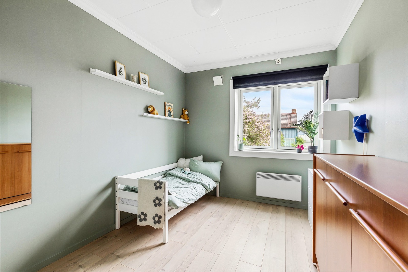 Moderne farge- og materialvalg. Legg spesielt merke til det pene gulvet. Galleribilde
