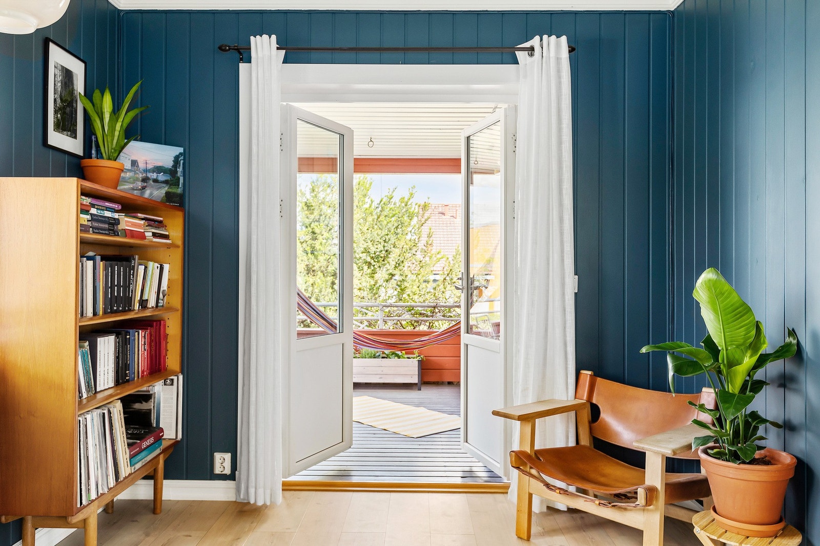 Fra stuen er det utgang til skjermet og overbygd terrasse. Galleribilde