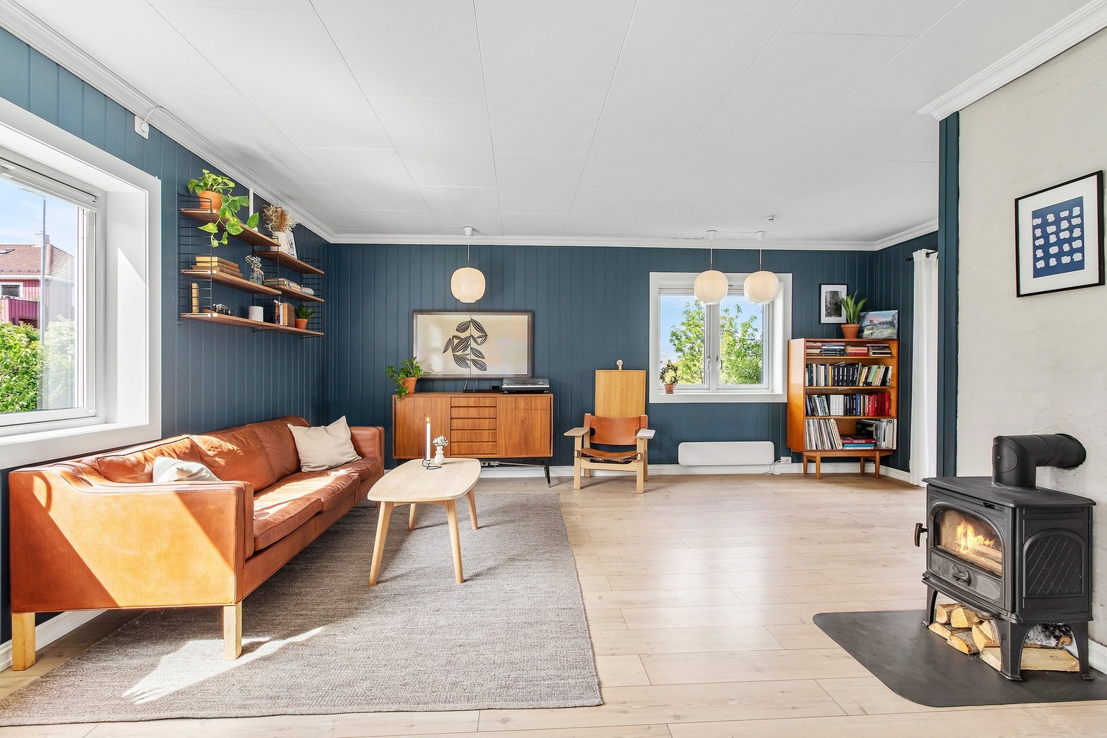 Stuen og kjøkkenet er i åpen løsning og måler samlet 33,5 kvm. Perfekt til sosiale lag med venner og familie. Galleribilde