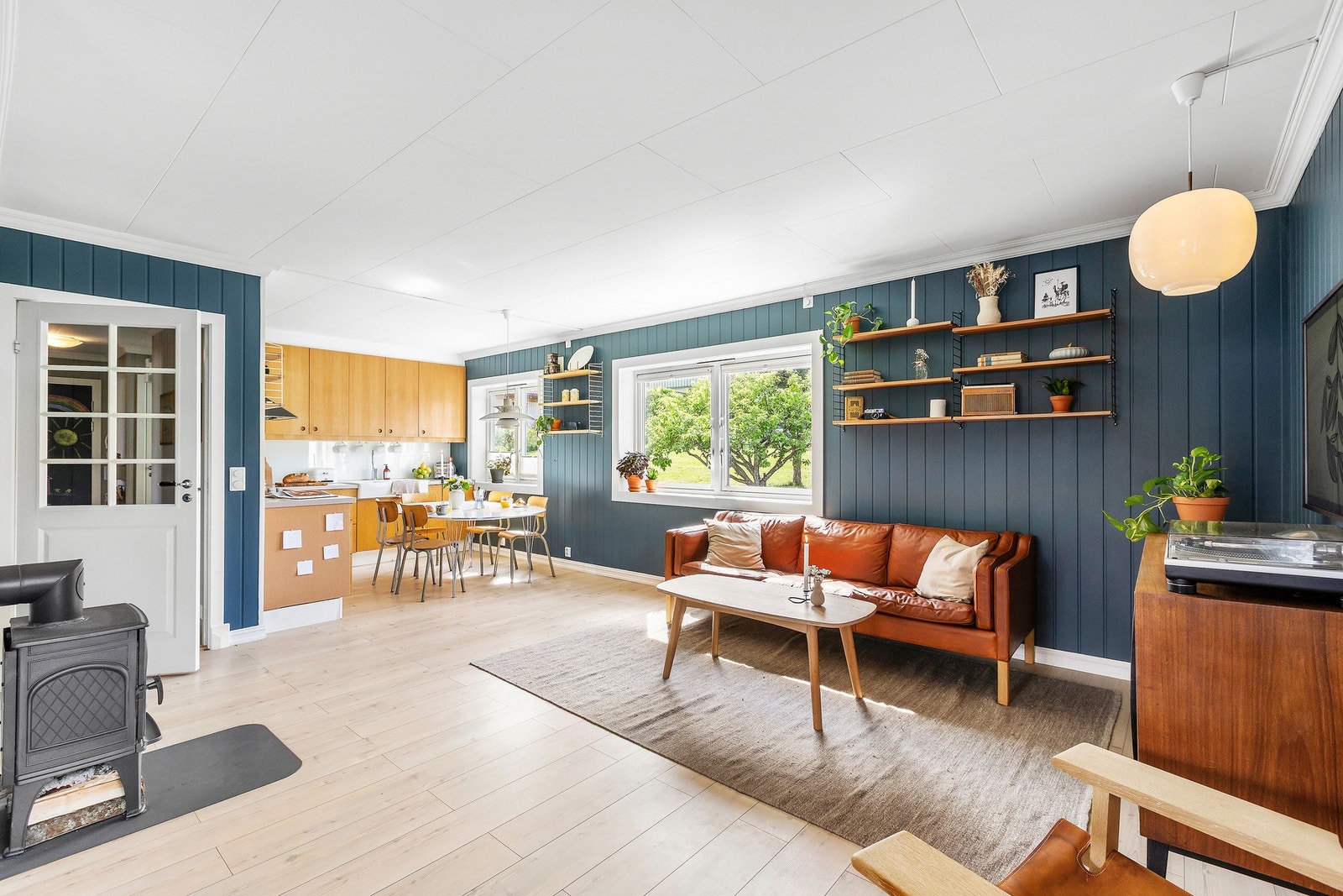 Velkommen til Aasta Hansteens veg 2 - og denne svært innbydende og velholdte leiligheten i Persaune Hageby. Galleribilde