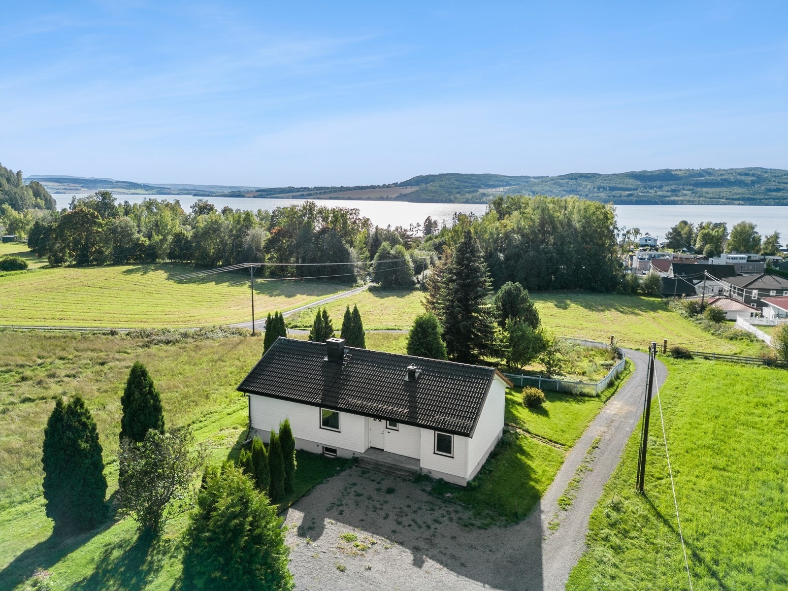 Eiendommen ligger rett i utkanten av et etablert boligområde på Jessnes. Galleribilde