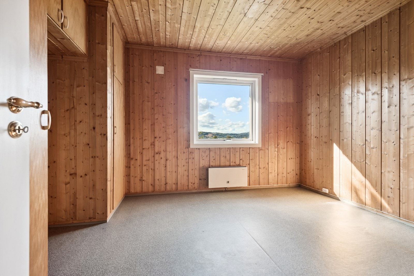 Det er tre soverom i boligen. Dette er det største rommet og det vender ut mot hagen. Galleribilde