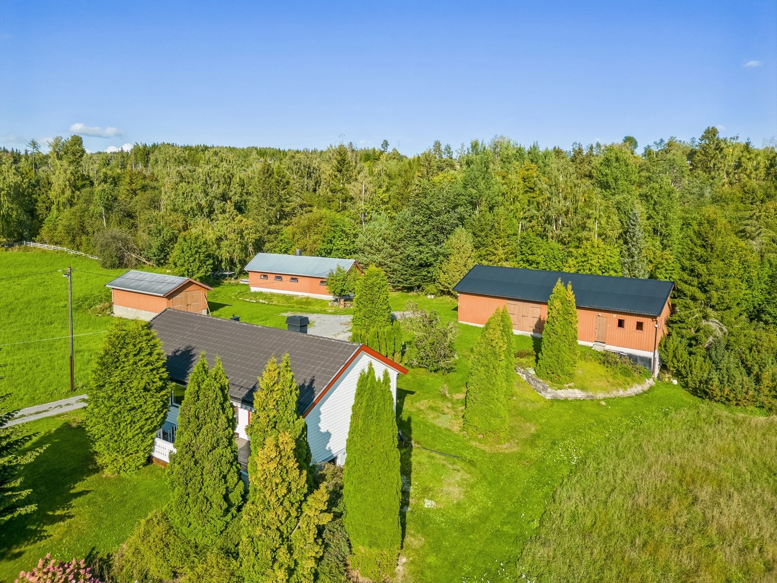 Dette er idyllisk eiendom med tomt på ca. 13,8 mål. Galleribilde