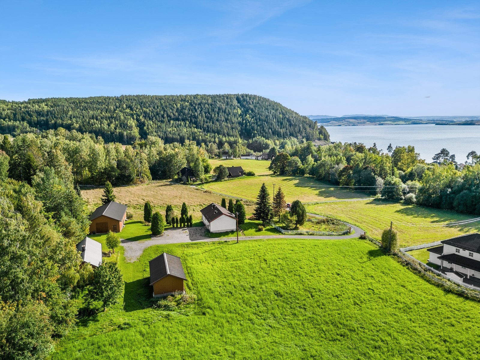 Til Hamar sentrum er det ca. 6 km via tursti langs Mjøsa. Galleribilde