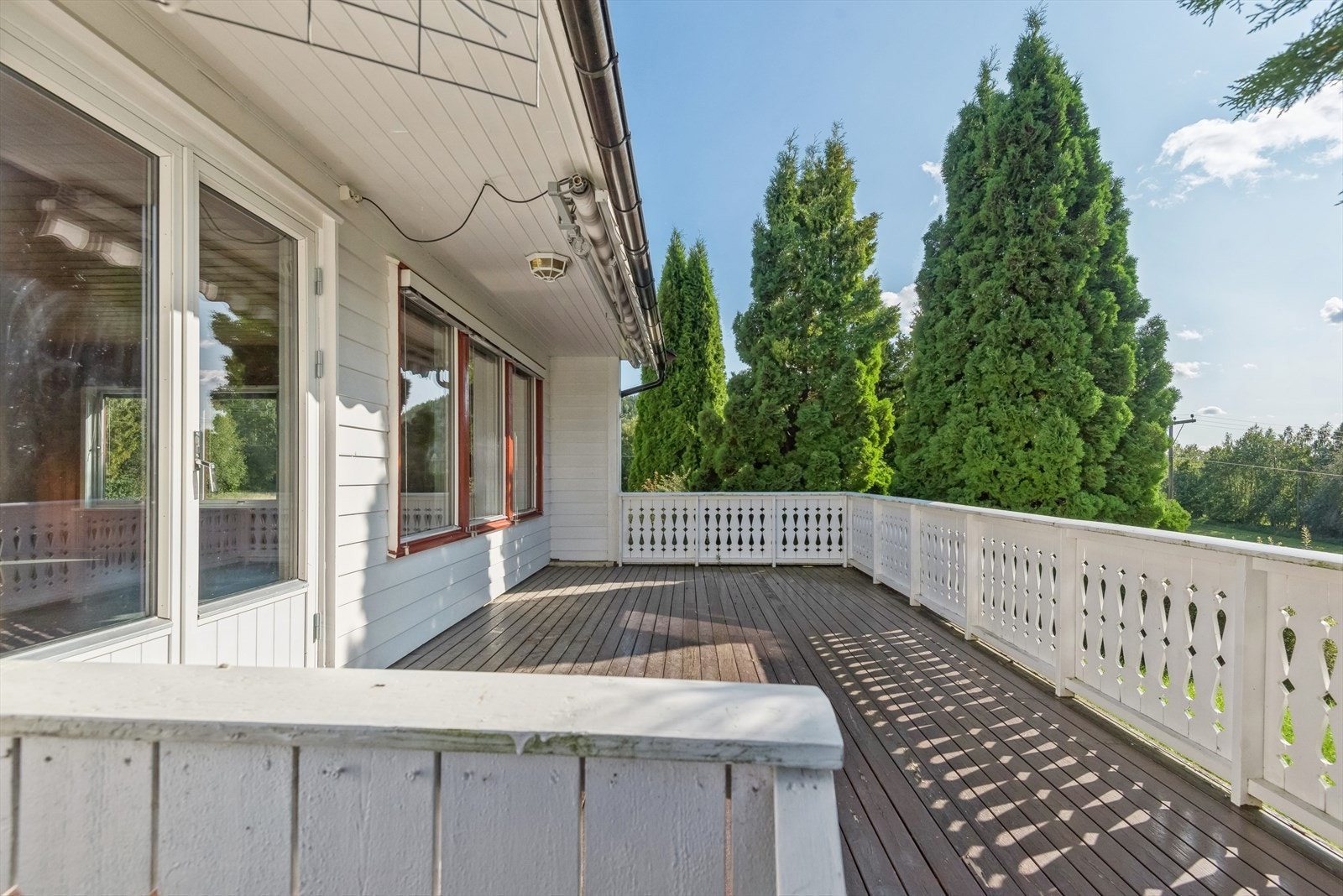 Terrassen er på ca. 22 m² og har god plass til hagemøbler, grill og annet ønskelig. Det er montert markise for solskjerming. Galleribilde