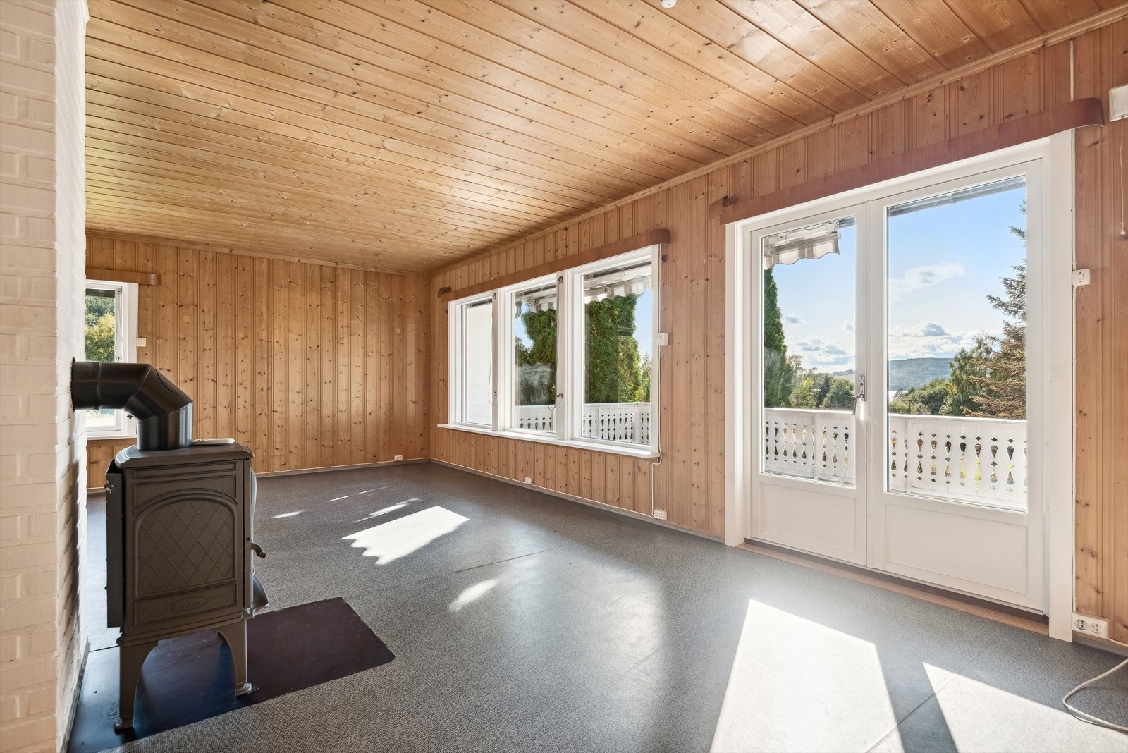 Fra stua er det utgang til terrasse. Galleribilde