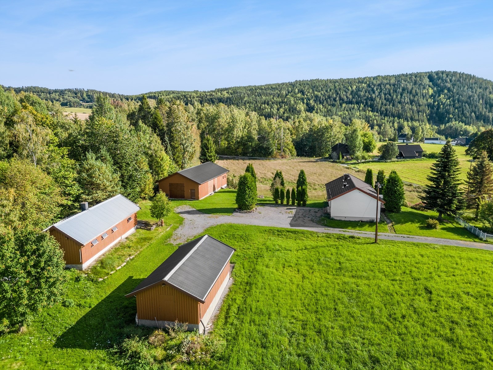 Eiendommen består av enebolig og tre uthus. Galleribilde