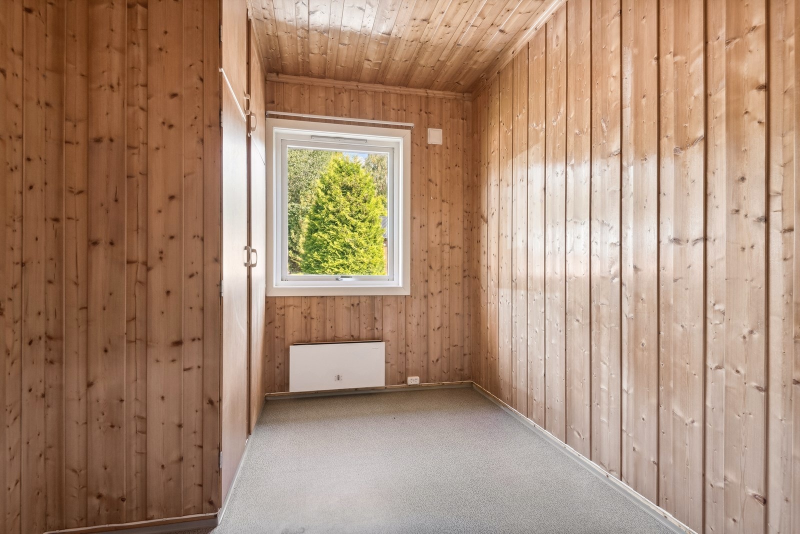 Soverom nummer to som vender ut mot baksiden av huset. Alle rommene har innebygde garderobeskap. Galleribilde