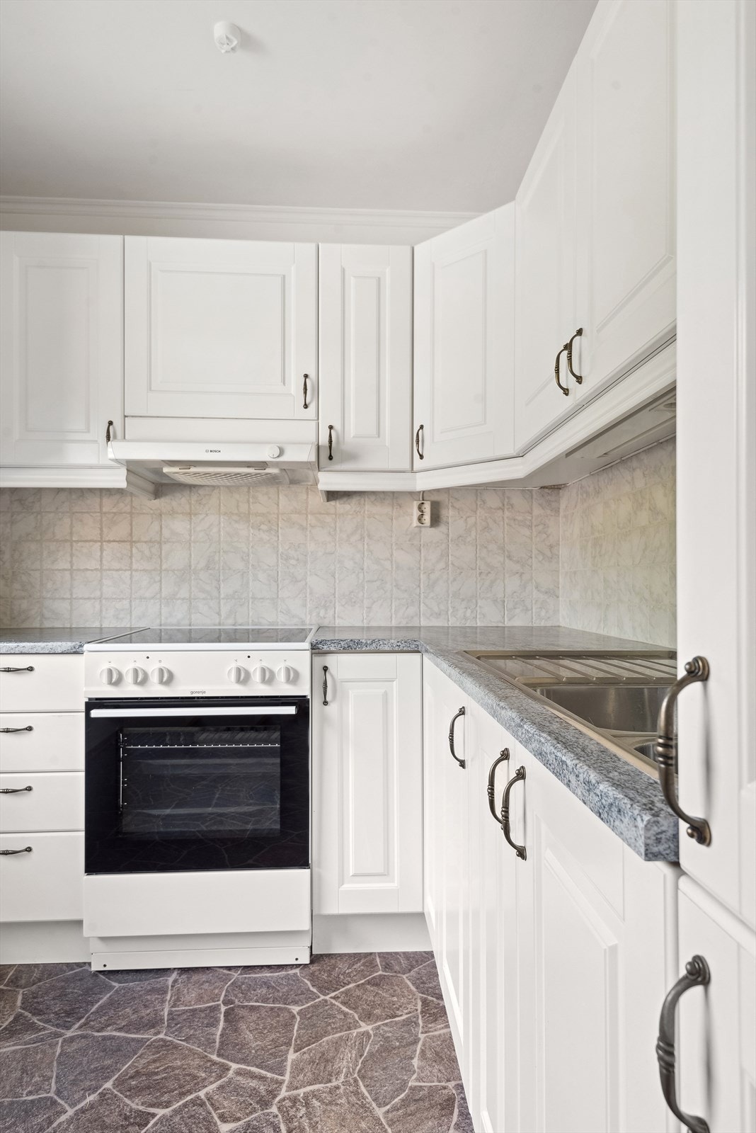 Det er plass for frittstående komfyr og kjøleskap. Galleribilde