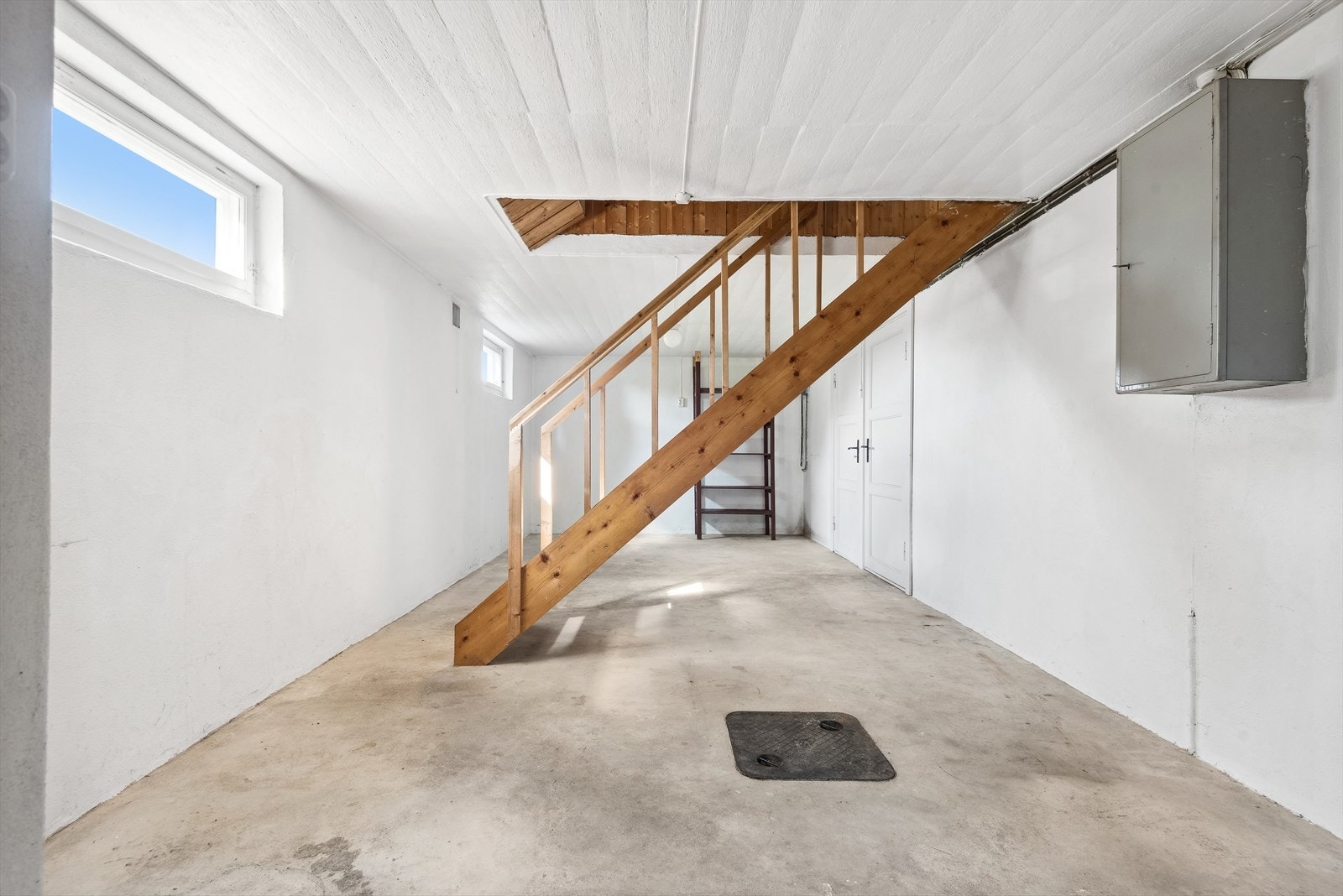 Kjeller med trapp fra gangen i 1. etasje. Galleribilde