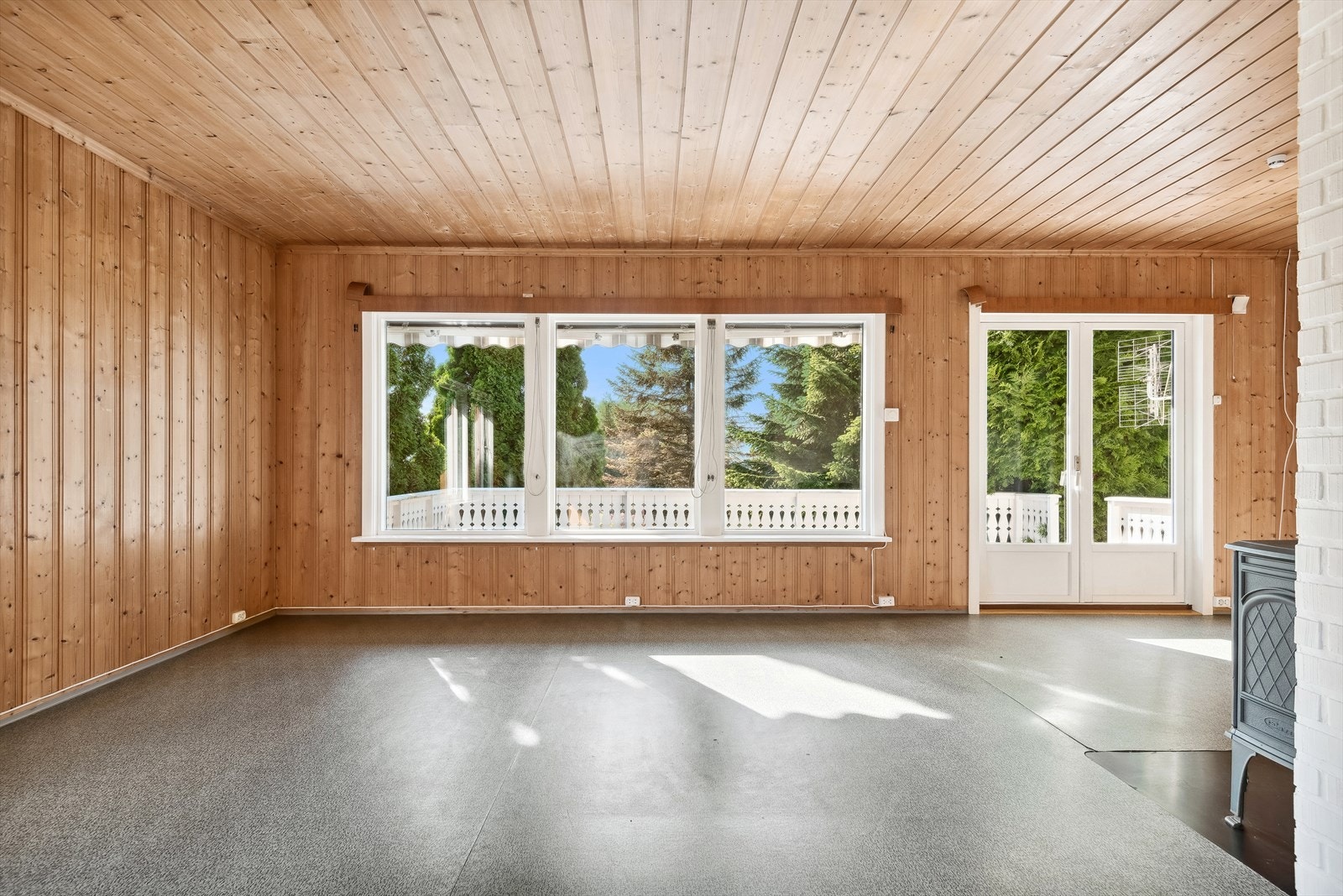 Stua har flere store vinduer som gir godt med naturlig lys. Galleribilde