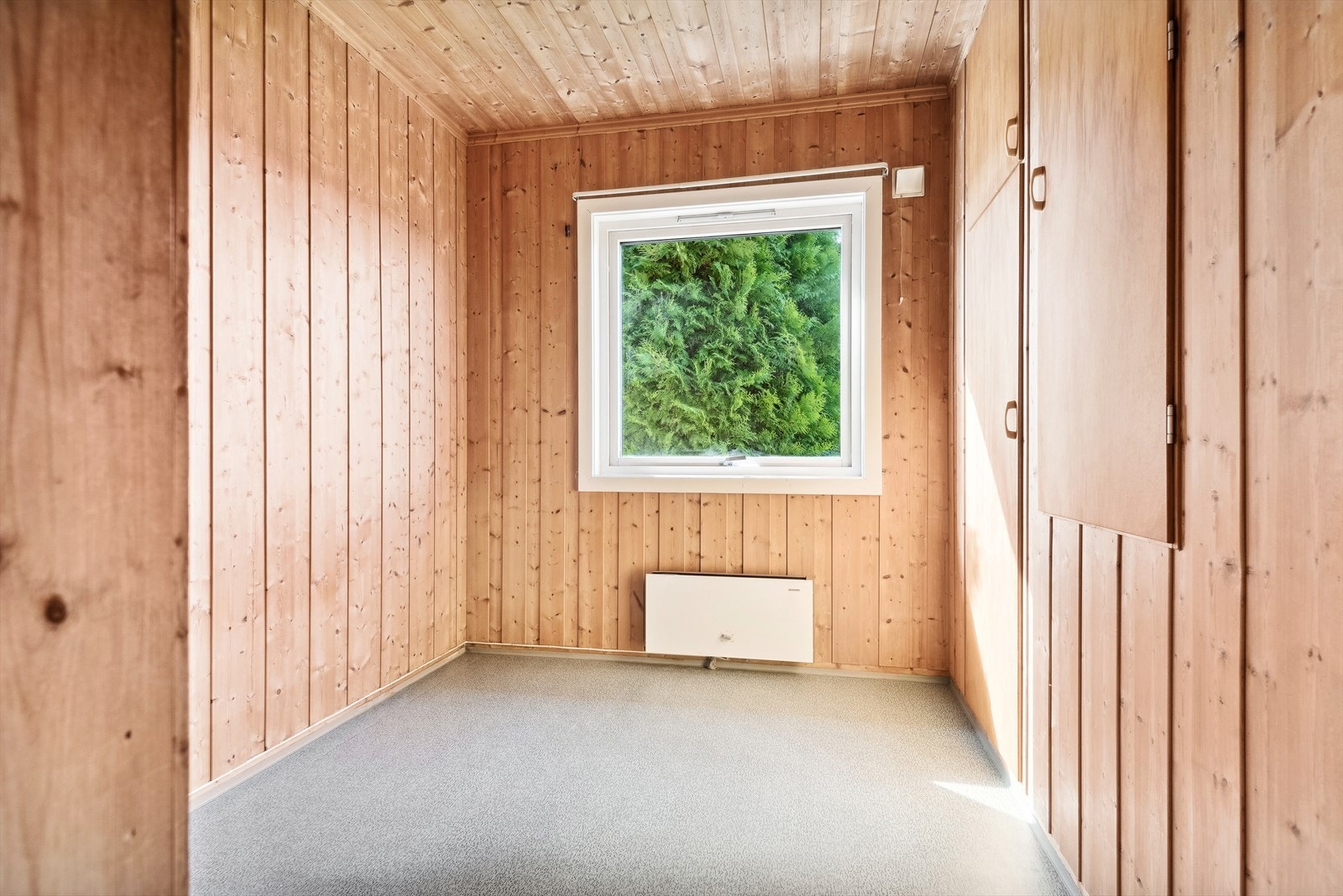 Det tredje soverommet vender også ut mot hagen i front. Alle rommene har belegg på gulvet og panel på vegger og tak. Galleribilde