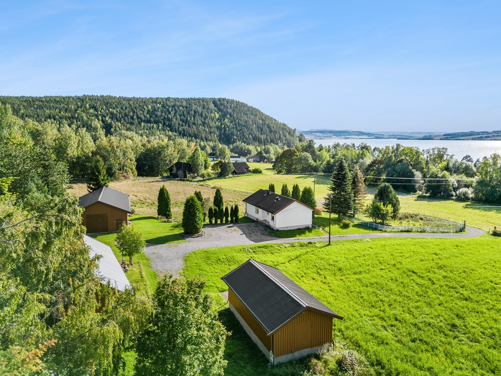 Det er kort vei ned til Mjøsa med både bade- og turmuligheter. Galleribilde