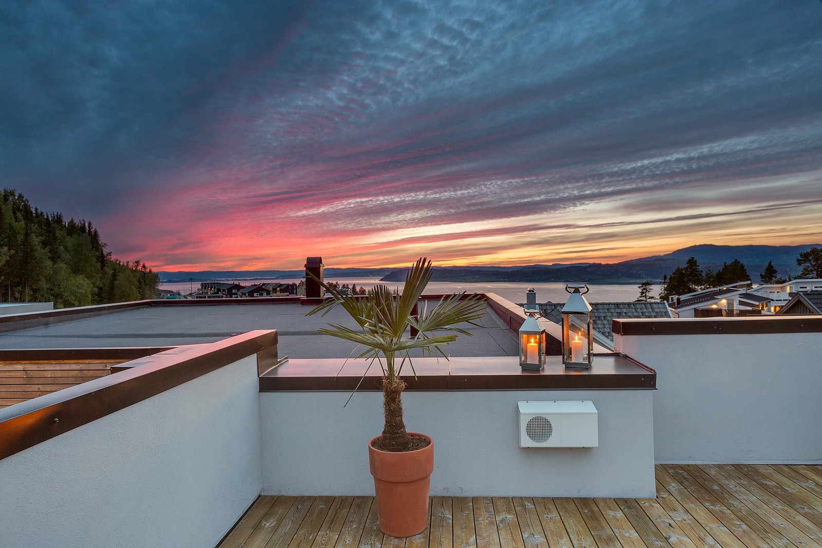 Her sitter man på orkesterplass når fargespillet på himmelen utfolder seg ved solnedgang (og soloppgang!). Galleribilde