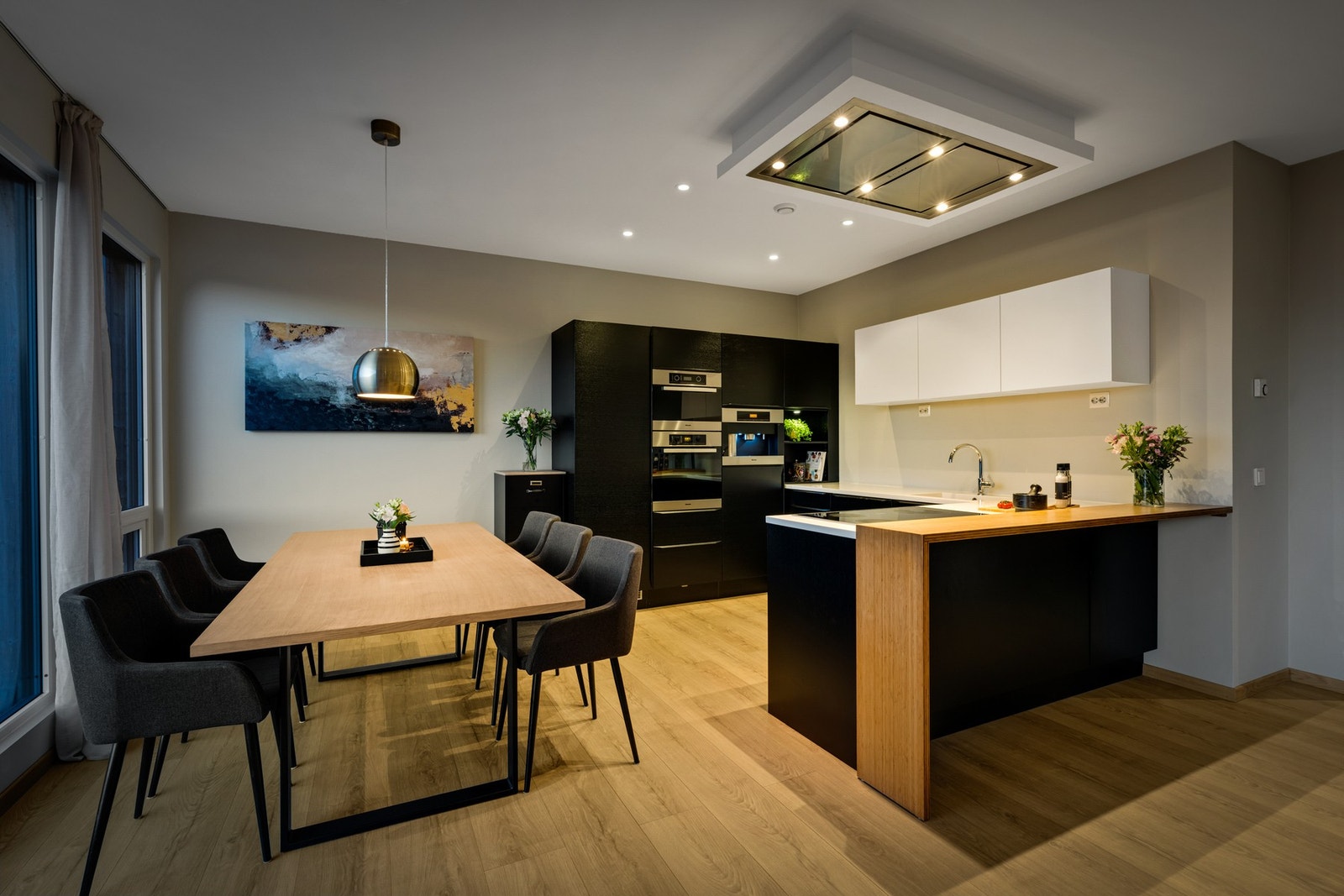 Flott kjøkken fra HTH med kvalitetshvitevarer fra Miele og ventilator fra Røroshetta. Her kan man også ta i bruk barløsningen i tilknytning til kjøkkenet. Galleribilde