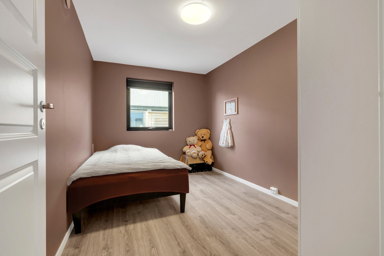 I sokkeletasjen er det to soverom som tilhører hoveddelen, der dette er på i underkant av 10 kvm. Galleribilde