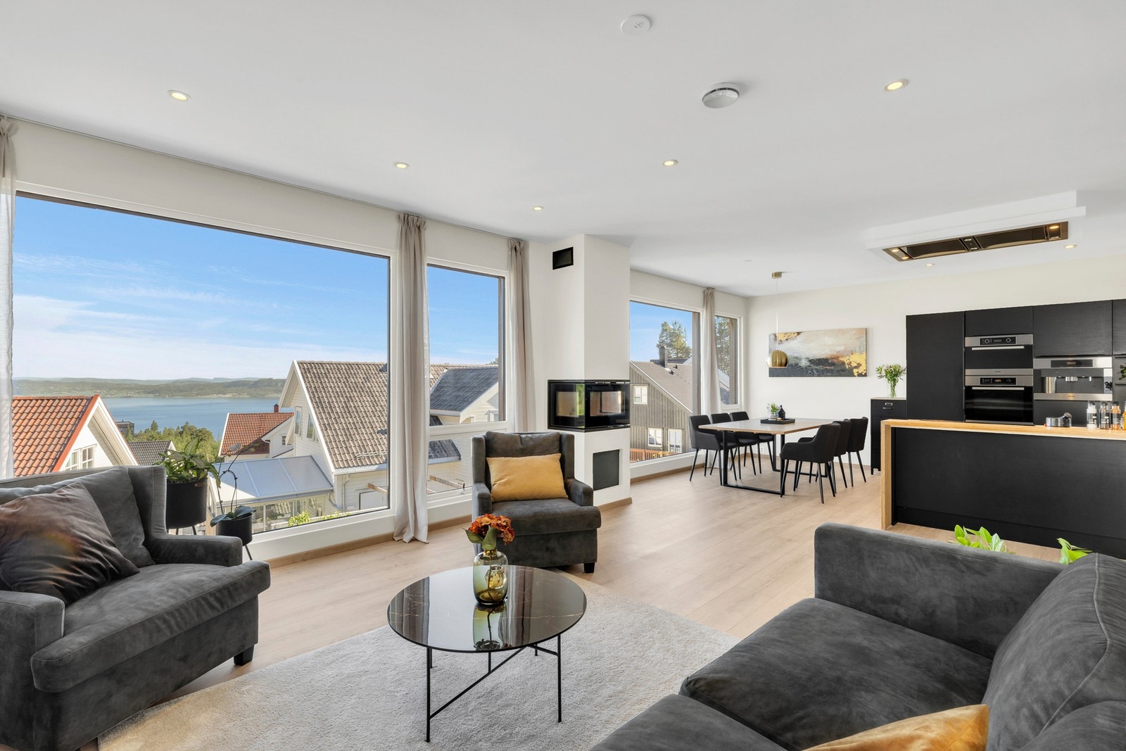 Stue og kjøkken er på til sammen 45 kvm. Vinduene i boligen er 3-lags med aluminiumsbeslag. Galleribilde