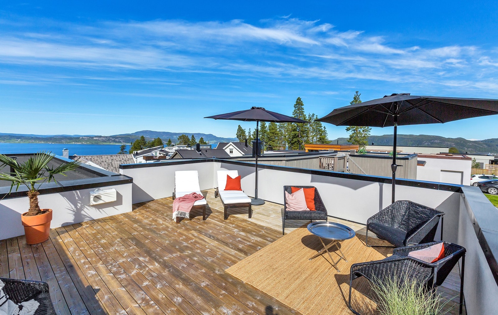 Takterrassen er på 33 kvm. Totalt har man nærmere 200 kvm med terrasse som omkranser boligen. Galleribilde