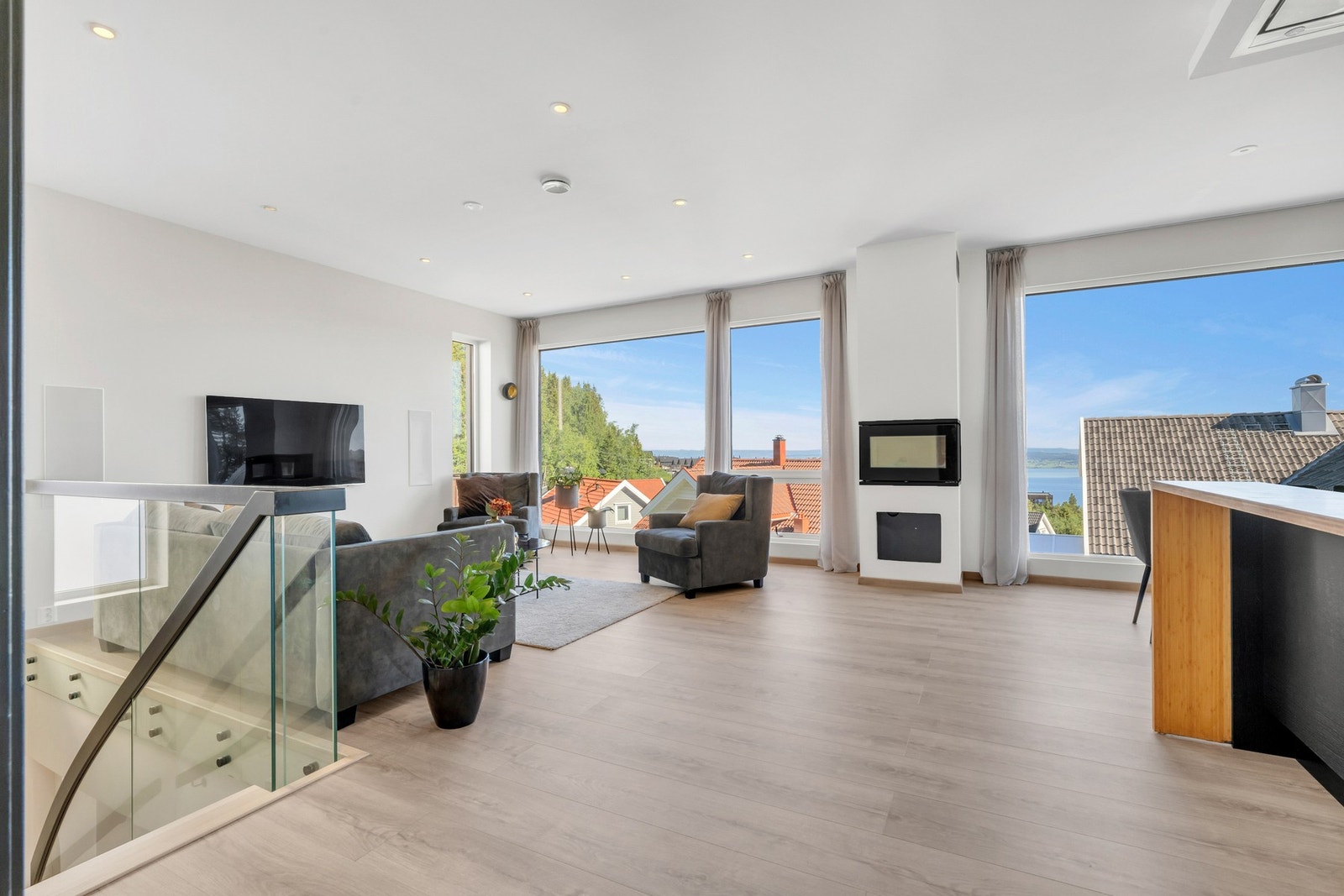 Ny trapp fra stue og ned til sokkeletasje. Galleribilde