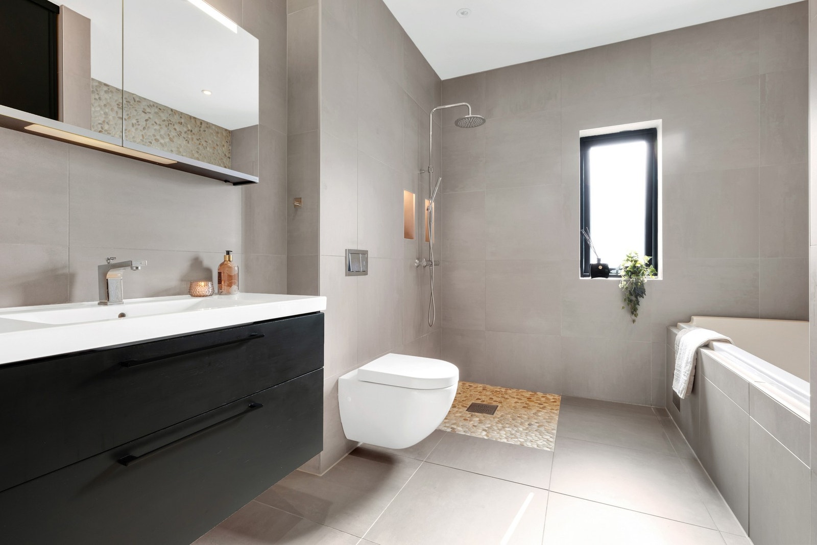 Hovedbadet er på hele 8,5 kvm, og her får man virkelig spafølelsen. Galleribilde